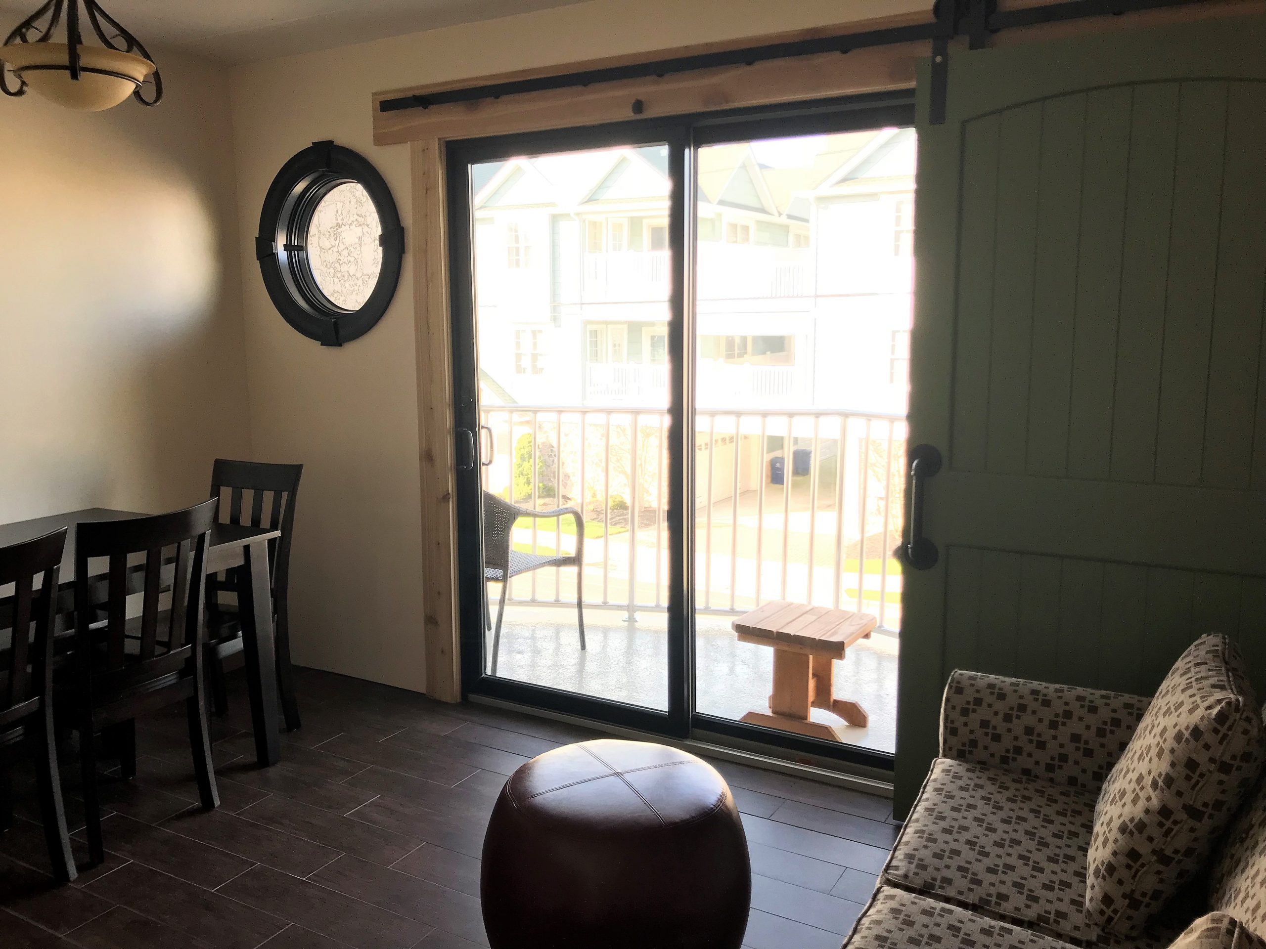 Ala Moana Motel suite type C, sitting area